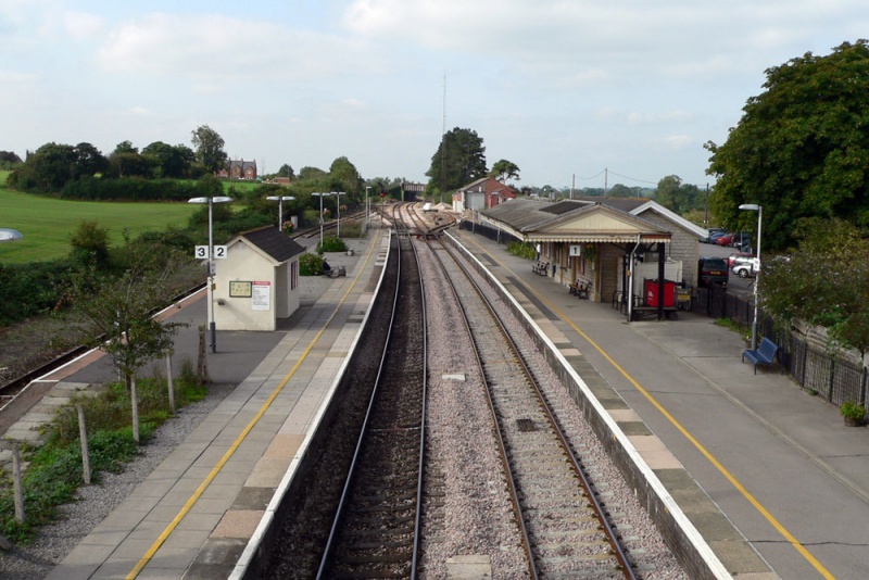File:Castle Cary1.jpg