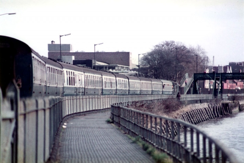 File:Vauxhall Bridge6.jpg