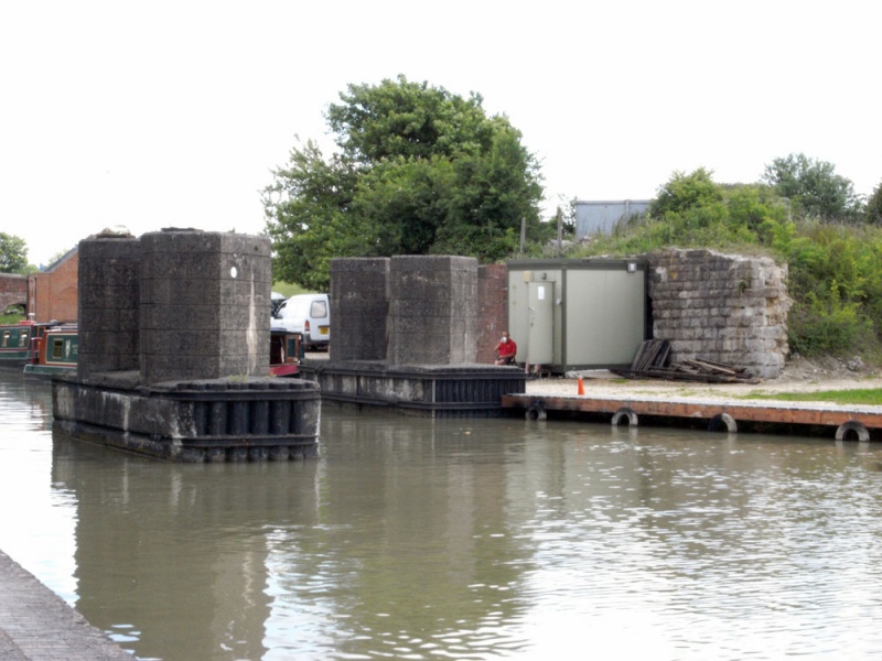 File:Kennet and Avon Canal5.jpg