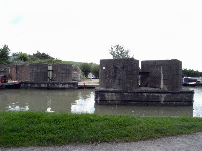 File:Kennet and Avon Canal4.jpg