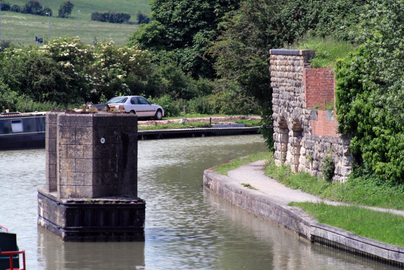 File:Kennet and Avon Canal2.jpg