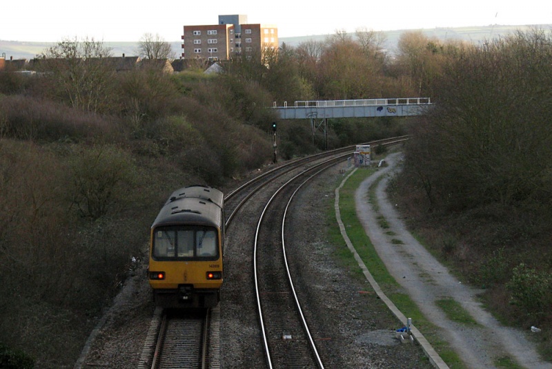 File:Lockleaze Footbridge15.jpg