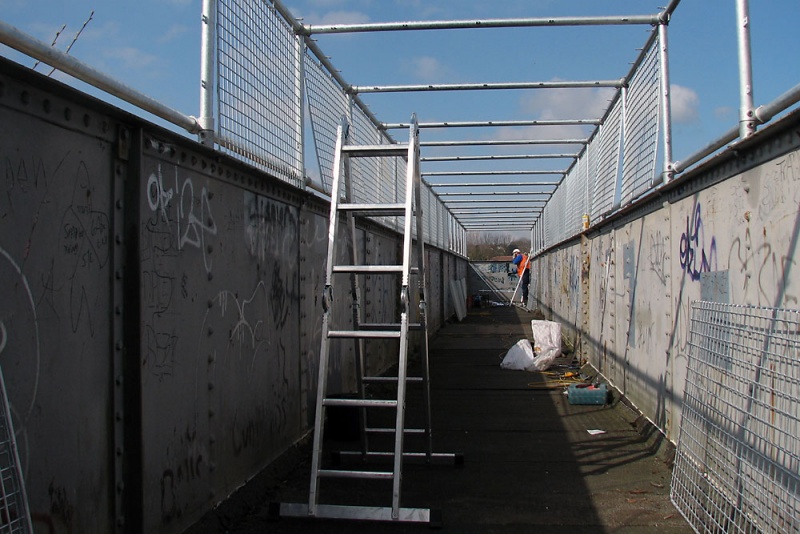 File:Lockleaze Footbridge16.jpg