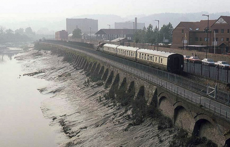 File:Vauxhall Bridge1.jpg