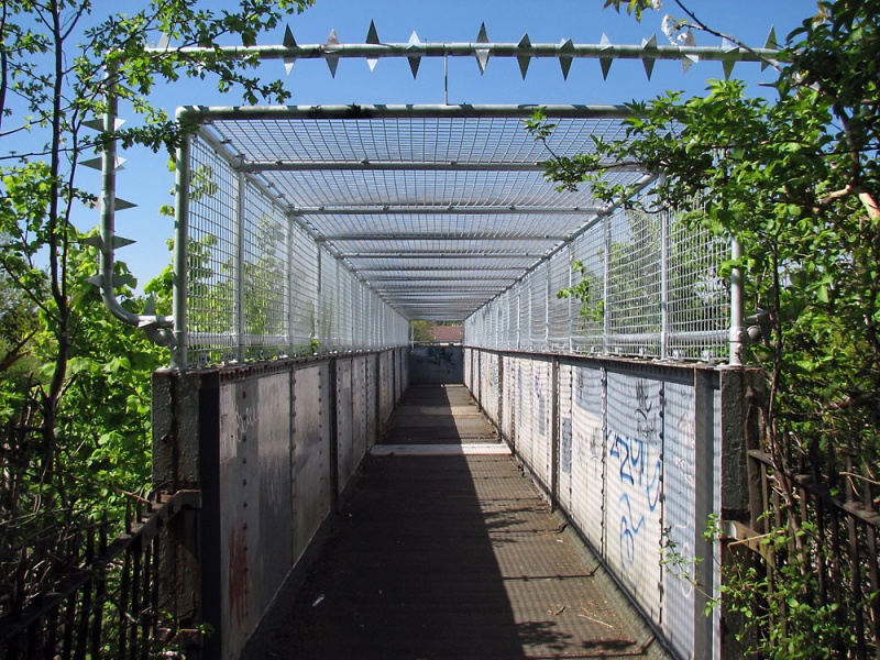 File:Lockleaze Footbridge20.jpg